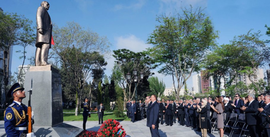 Мустафа Кемаль Ататюрк памятник