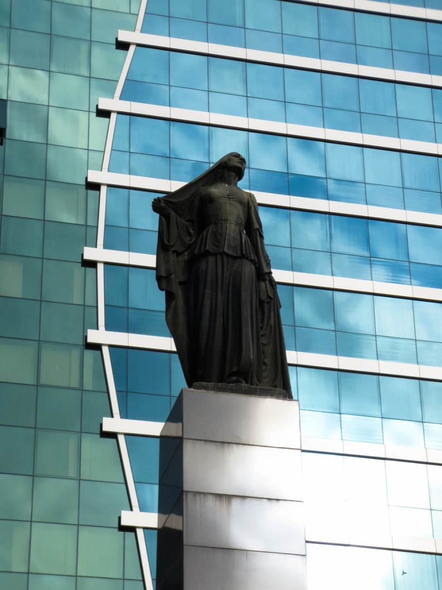 Памятник освобождённой женщине