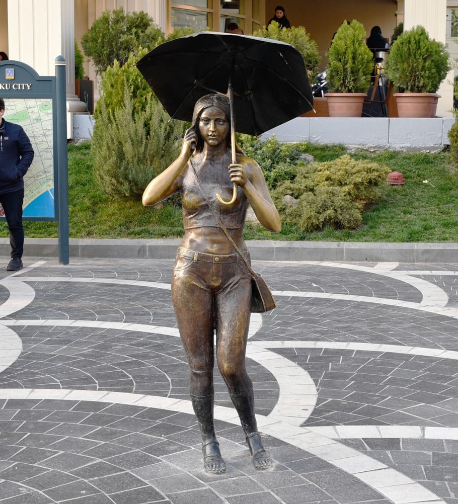 Скульптура женщины на улице