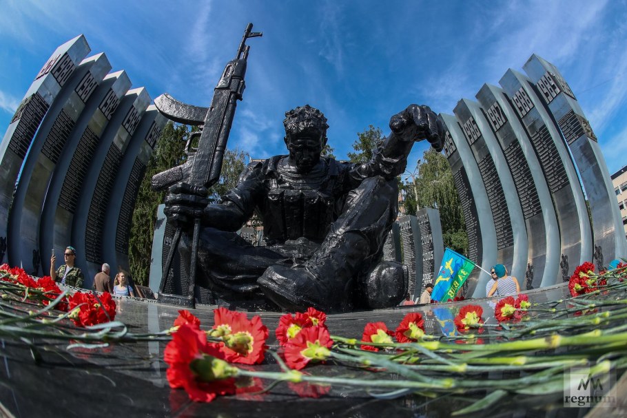 Чёрный тюльпан Екатеринбург памятник