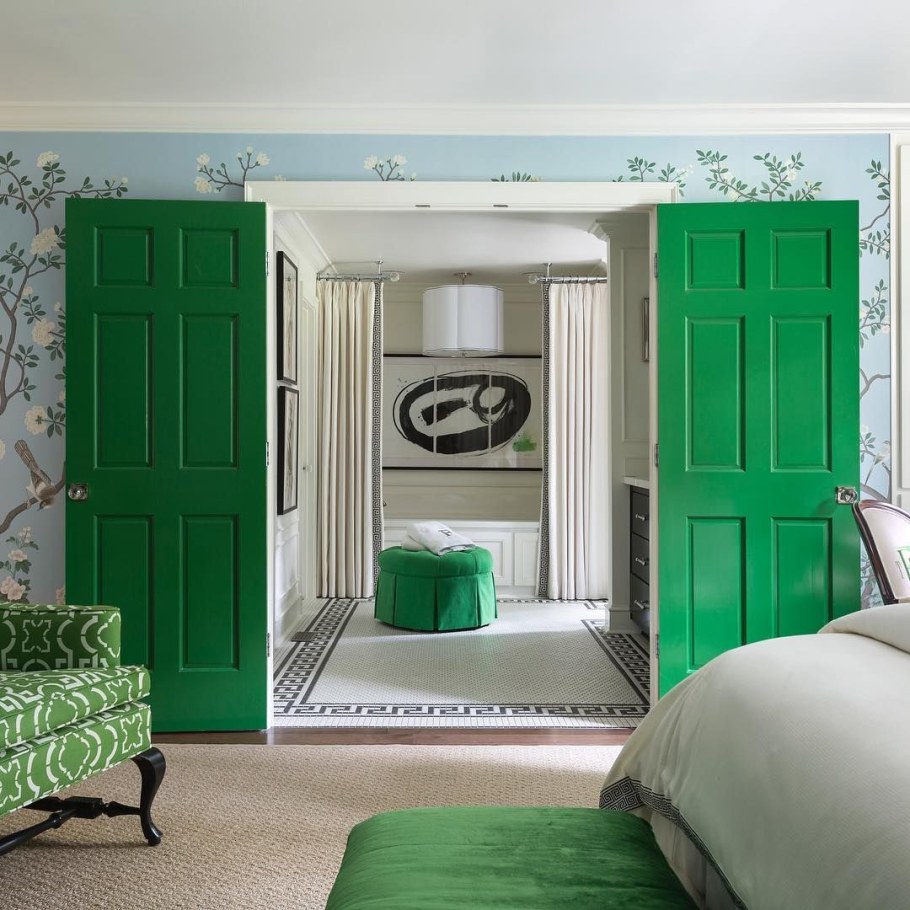 В серой перегородке зеленая дверь