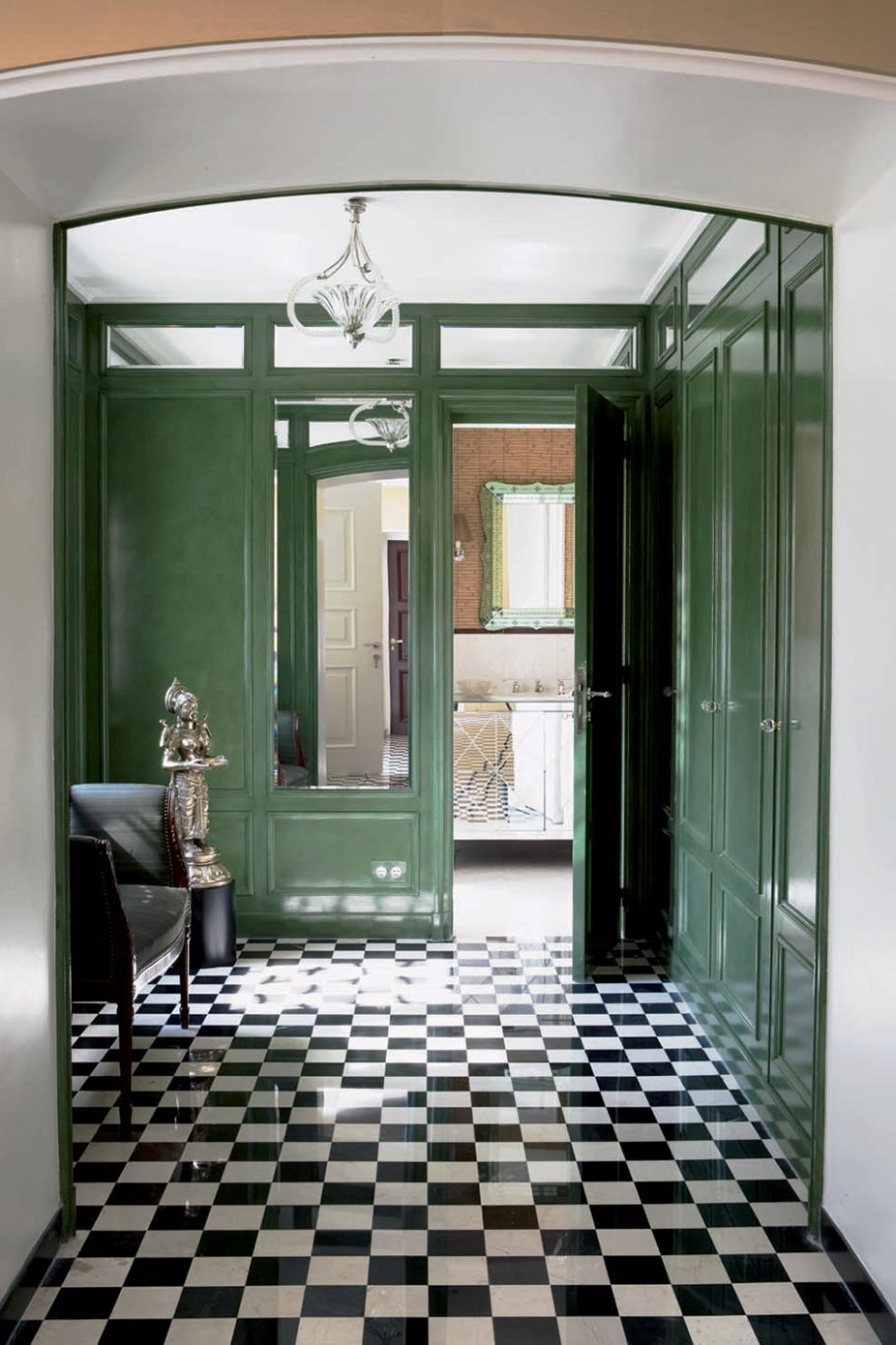 Зеленая дверь в прихожей