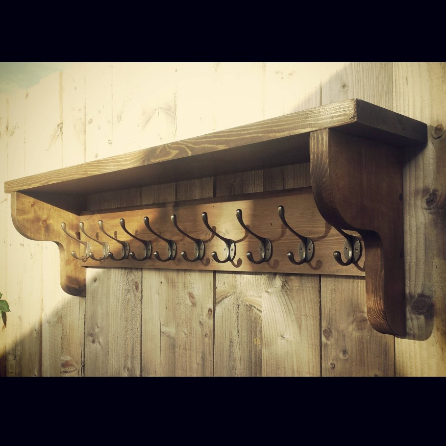 Полка с крючками деревянная