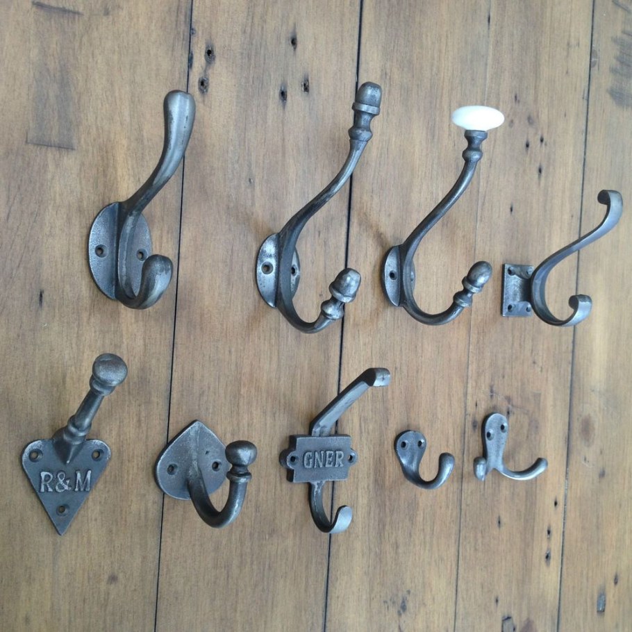 Крючки для вешалки в прихожую