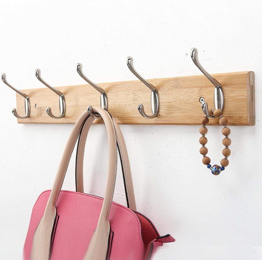 Вешалка для одежды на стену