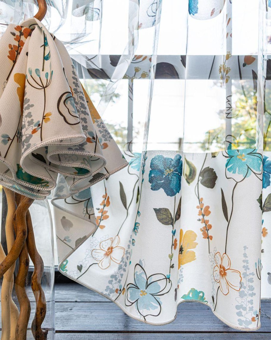 Тюль с зеленой вышивкой