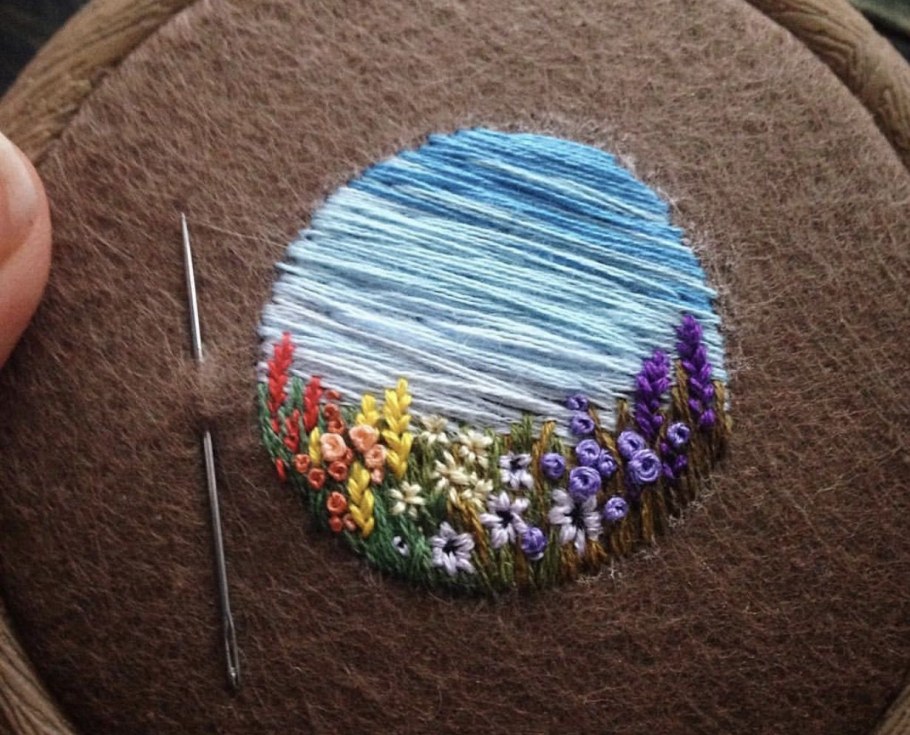 Брошь гладью