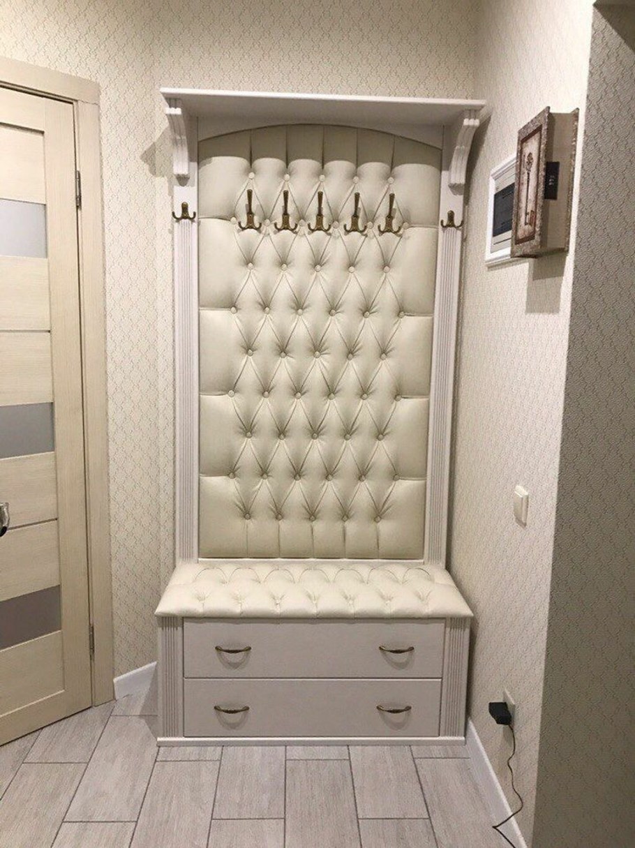 Маленькая прихожая с мягкой обивкой