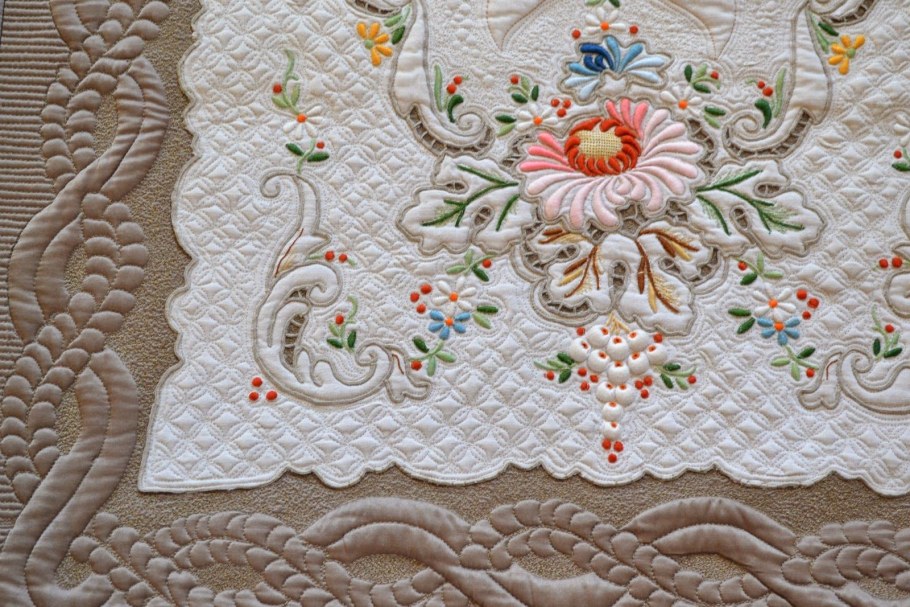 Квилтинг одеяло с вышивкой