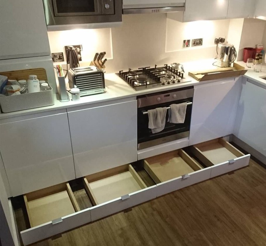 Выдвижные ящики в цоколе кухни