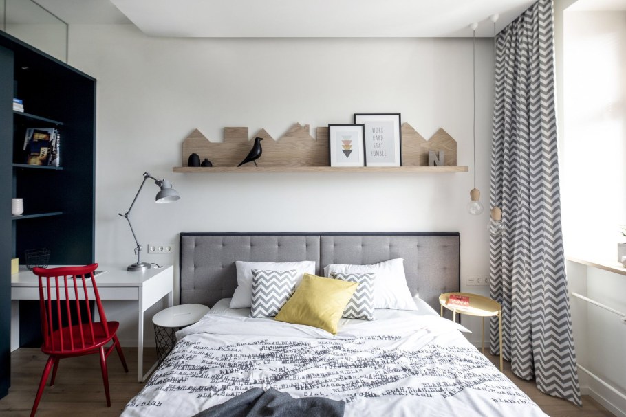 Полки над изголовьем кровати в скандинавском стиле