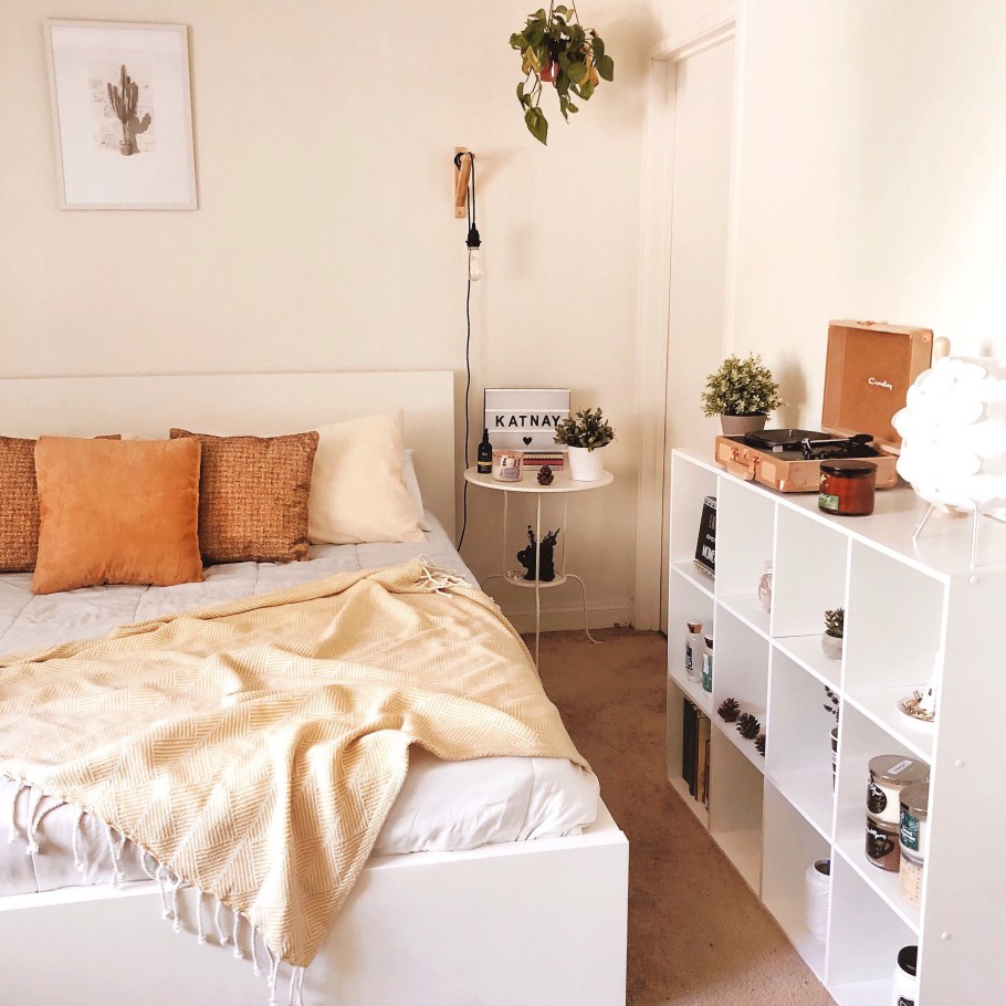 Интерьер комнаты в общежитии в пастельных тонах