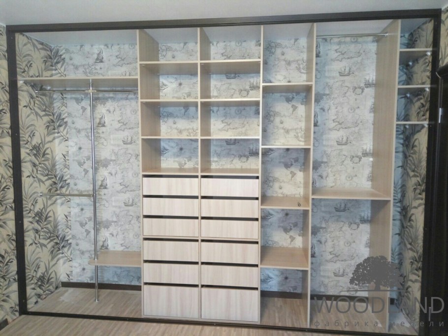 Встроенный четырехдверный шкаф купе наполнение