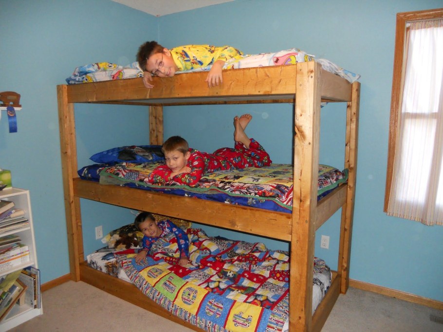Мальчик спит на двухъярусной кровати