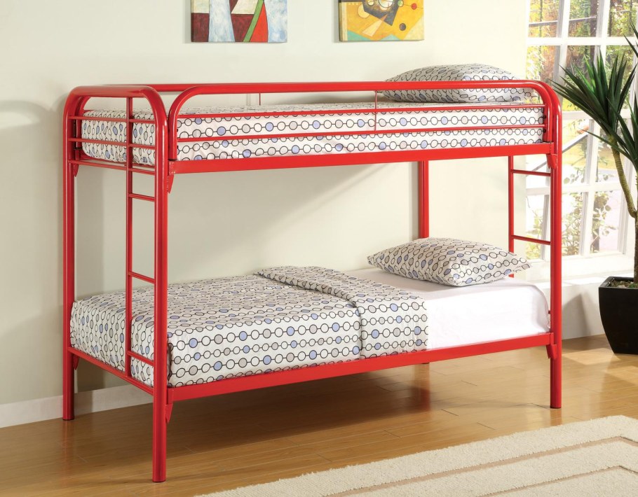 Кровать двухъярусная металлическая детская цветная