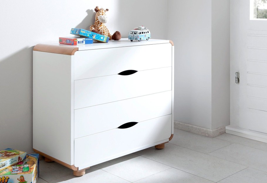 Комод с отверстиями вместо ручек