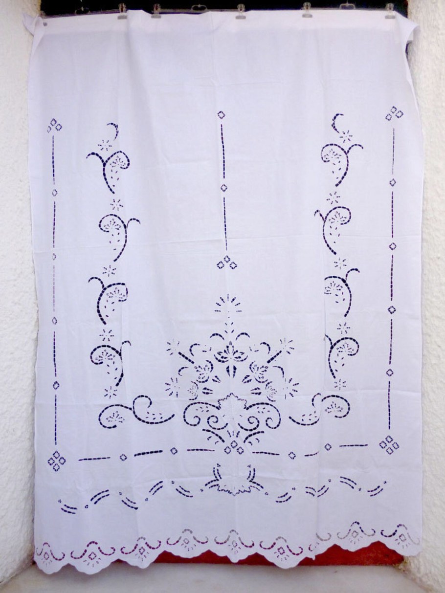 Вышивка вензеля на шторах