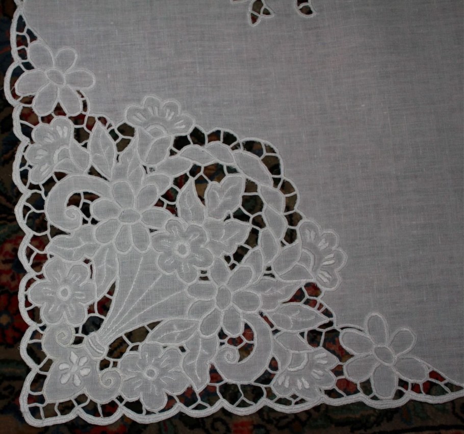 Фартук вышивки Ришелье