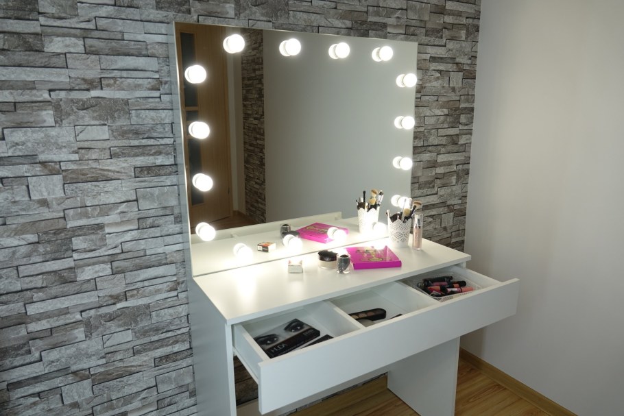 Туалетный столик с зеркалом и подсветкой