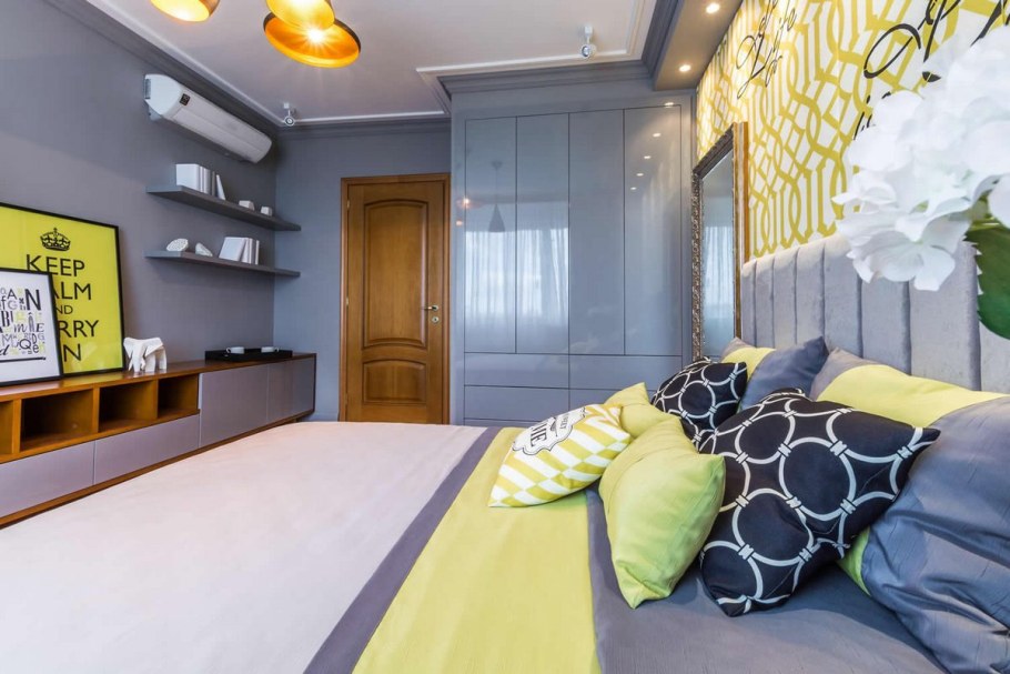 Спальня окно напротив двери