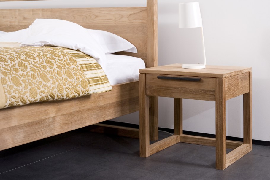 Деревянный прикроватный столик