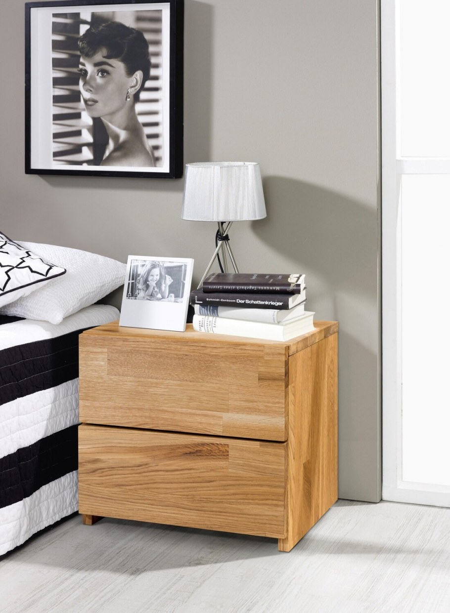 Прикроватные тумбочки из дерева