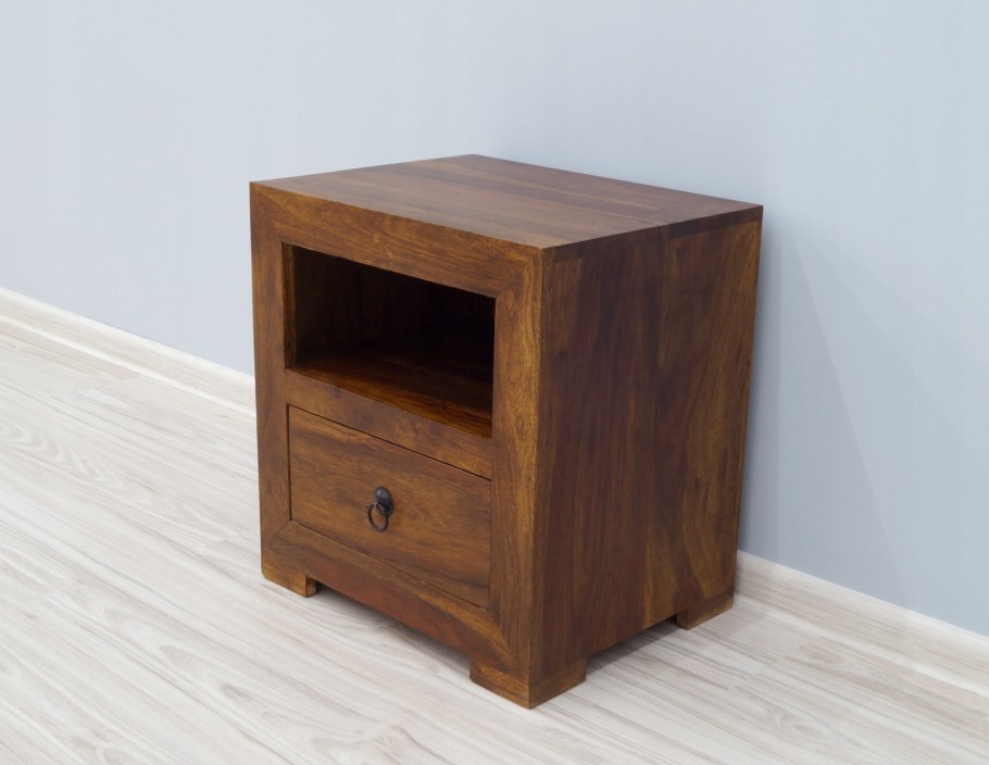 Тумбочка из дерева