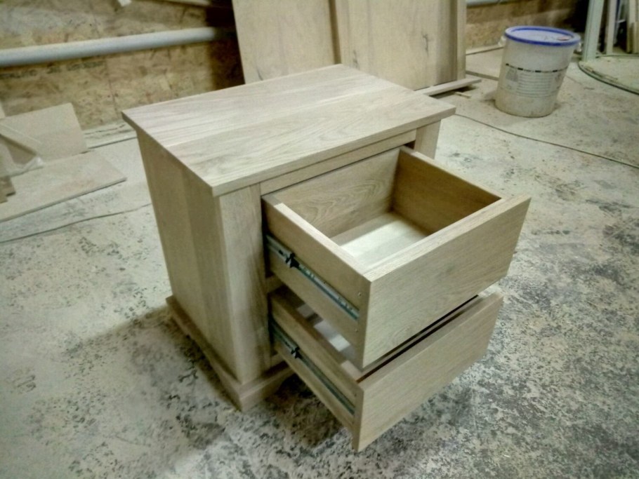 Прикроватные тумбочки из массива дерева