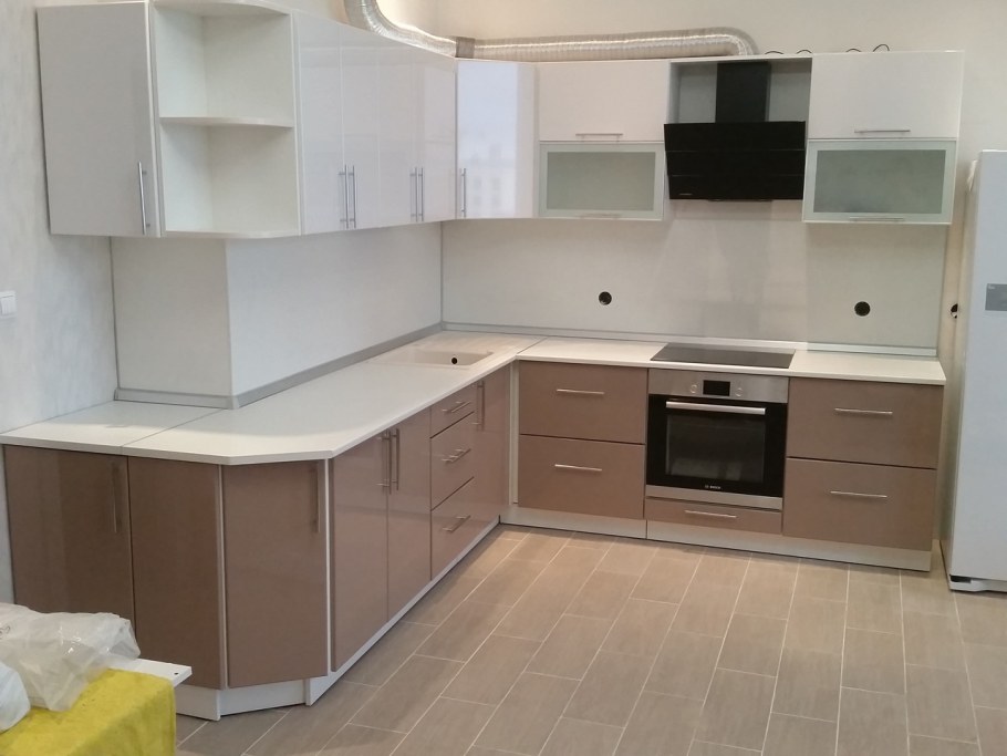 Кухня капучино с белым глянцем угловая