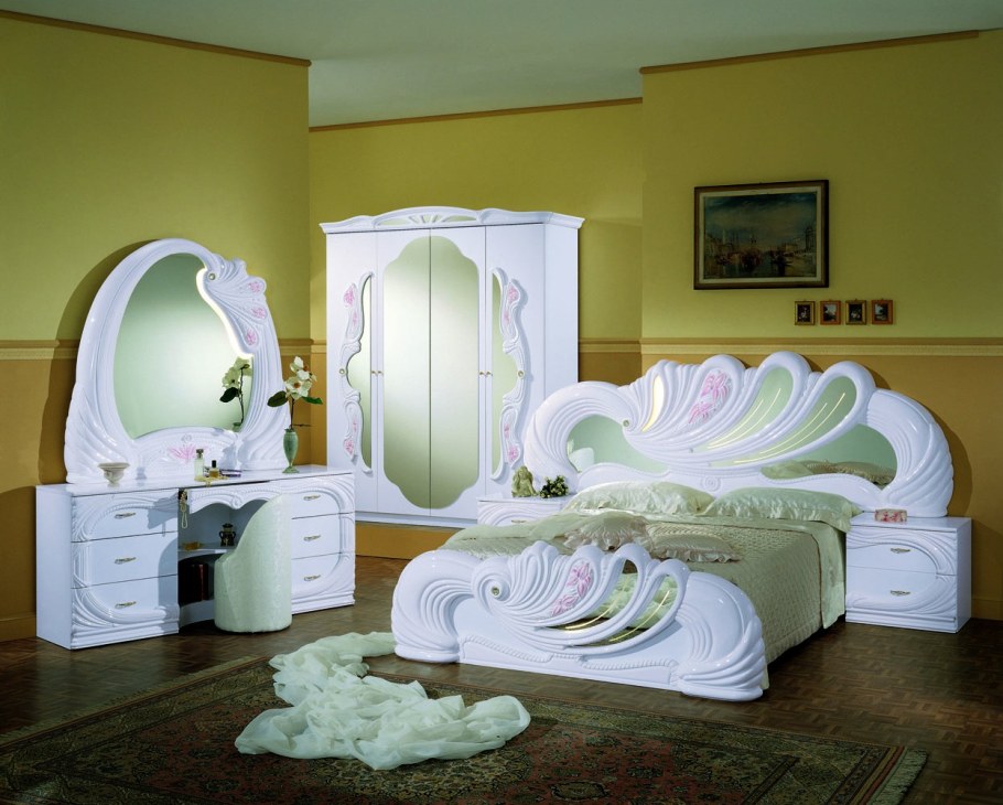 Красивый спальный гарнитур