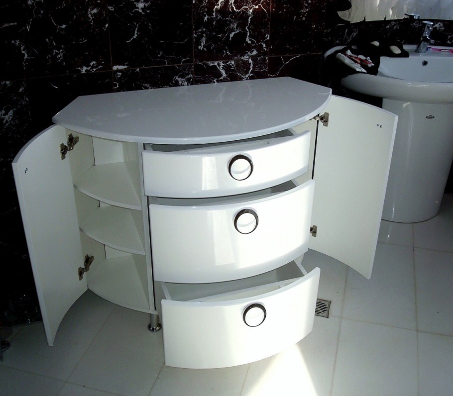 Угловой комод в ванную комнату