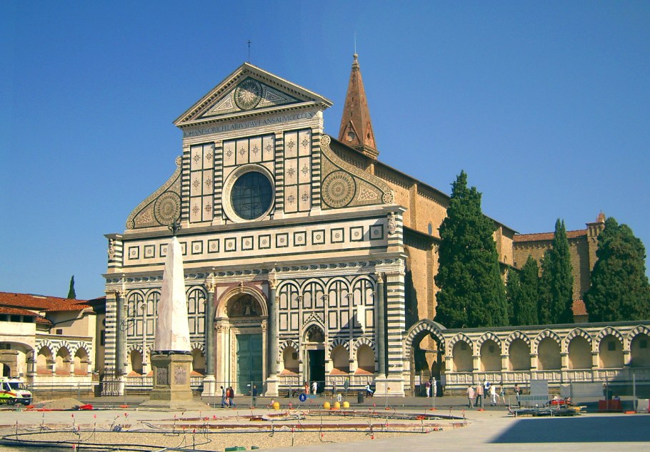 Фасад церкви Санта Мария новелла во Флоренции