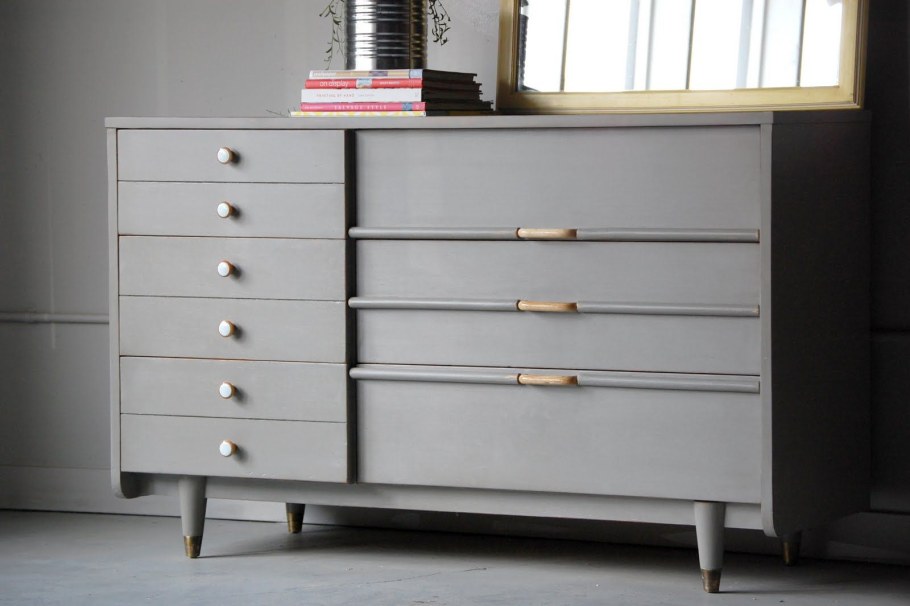 Комоды к серые стены