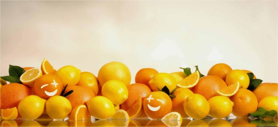 Фрукты на желтом фоне