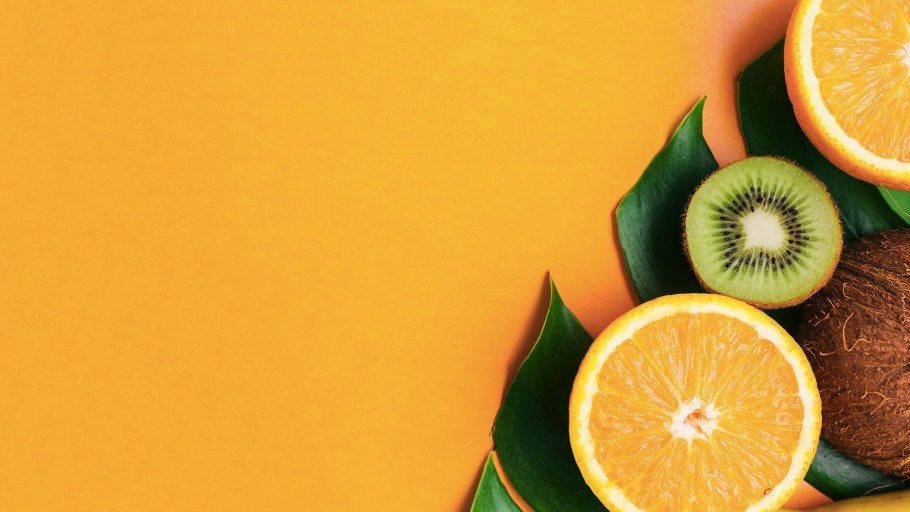 Фрукты на желтом фоне