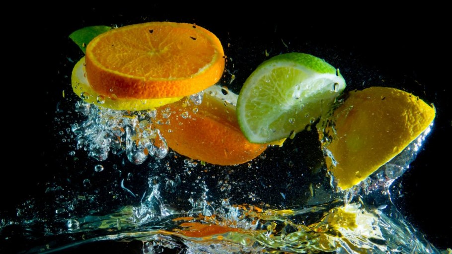 Фрукты в воде