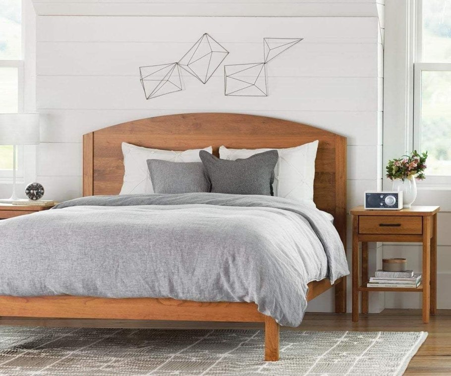 Деревянная кровать в скандинавском стиле