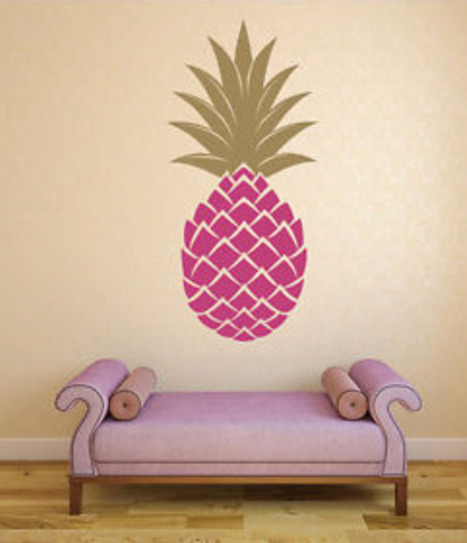 Ананасы на стене в интерьере