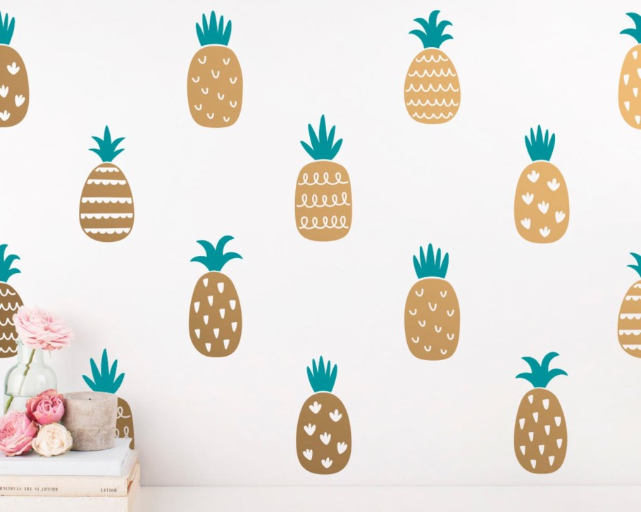 Ананасы на стене золото декор