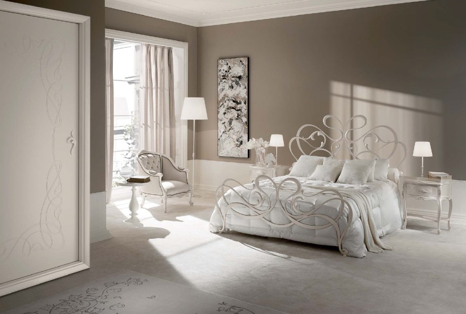 Белая кровать тонированная серебром