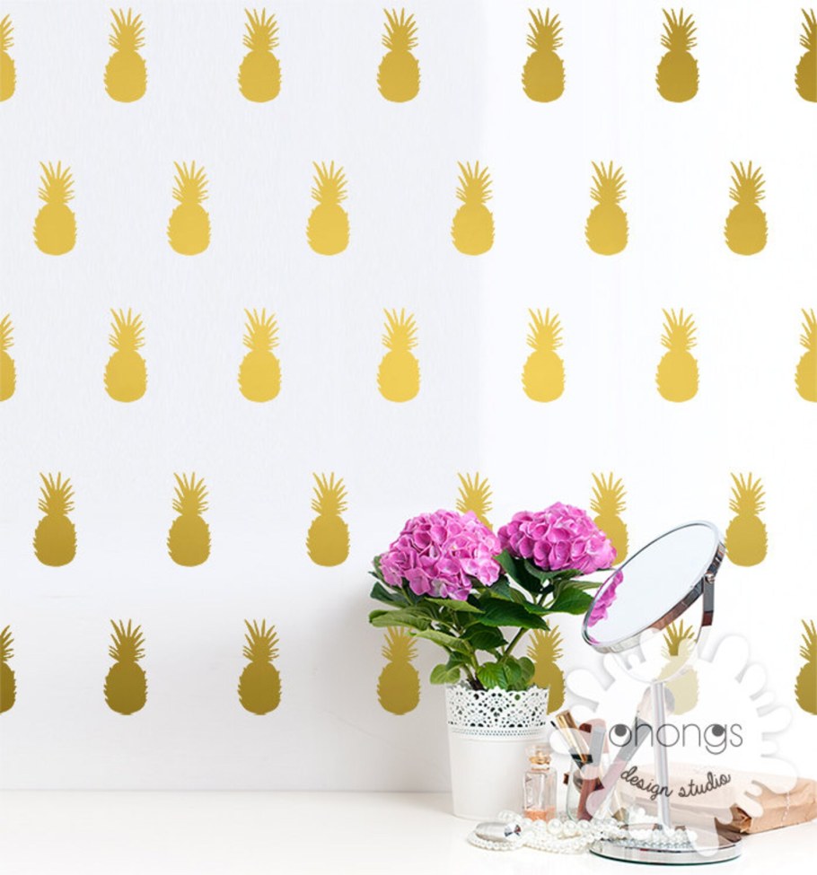 Ананасы на стене золото