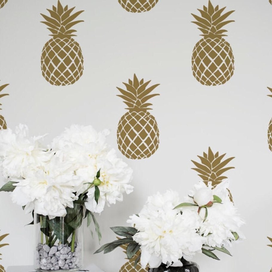 Ананасы на стене золото интерьер