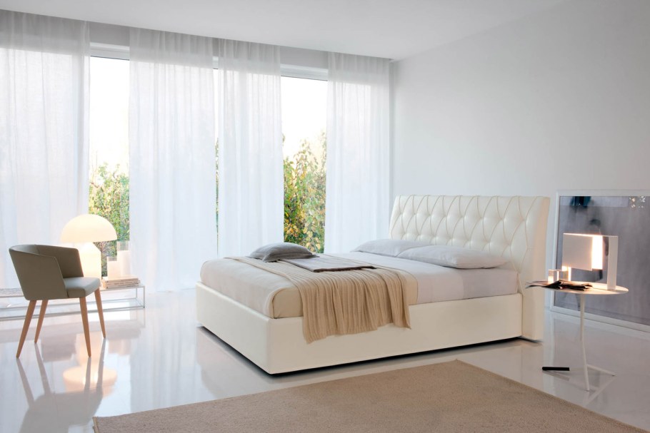 Изогнутая белая кровать