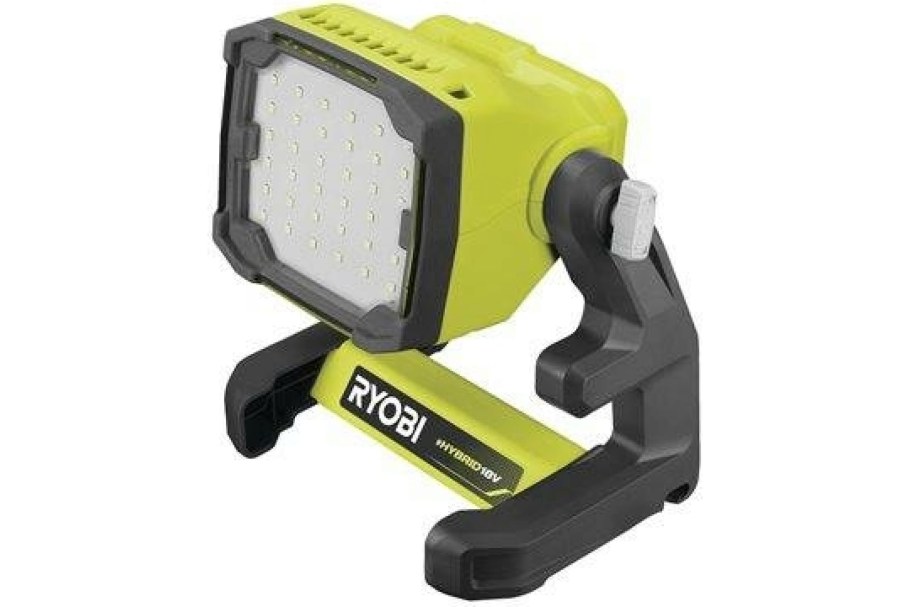 Фонарь Ryobi one+ rlc18-0 18в 5133005385 в руках