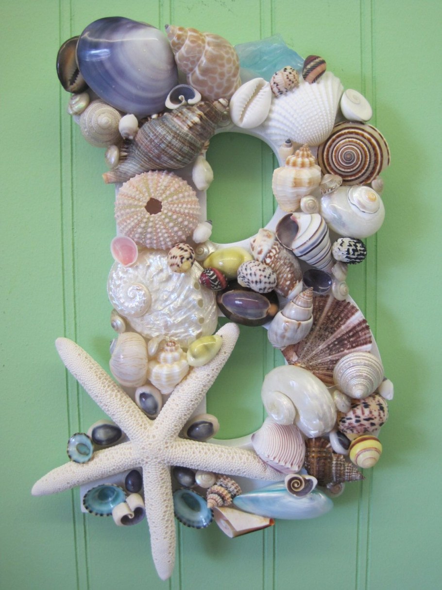 Буквы из ракушек