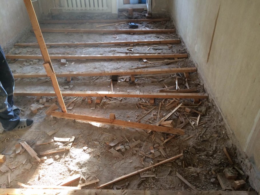 Демонтаж деревянного пола в квартире