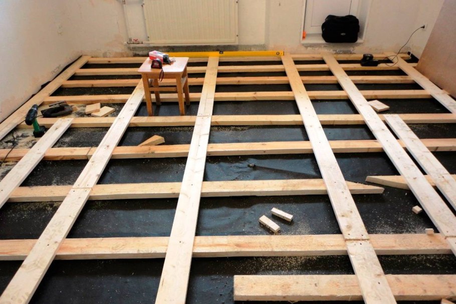 Укладка чернового пола на деревянных лагах