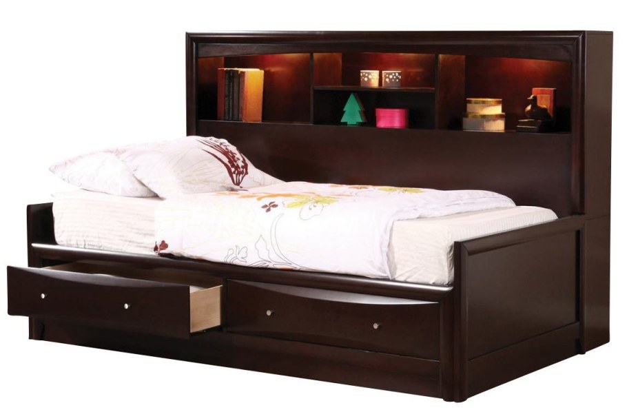 Односпальная кровать с полками в изголовье