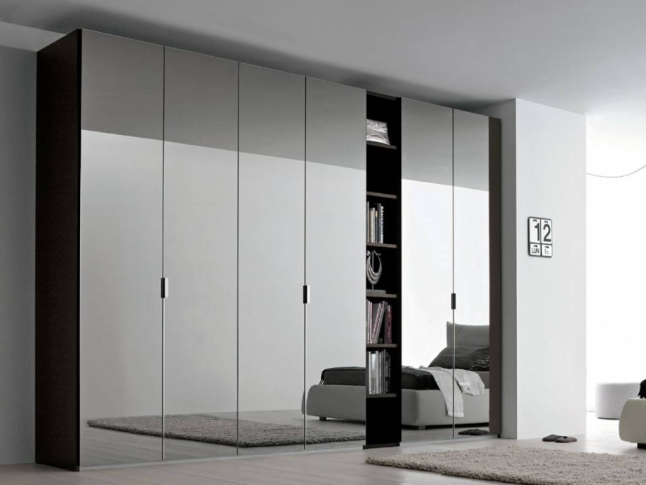 Зеркальный распашной шкаф