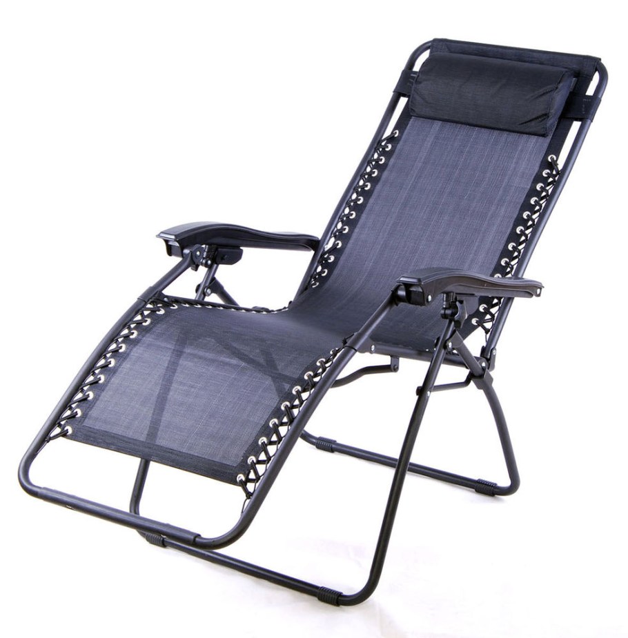 Кресло шезлонг с человеком